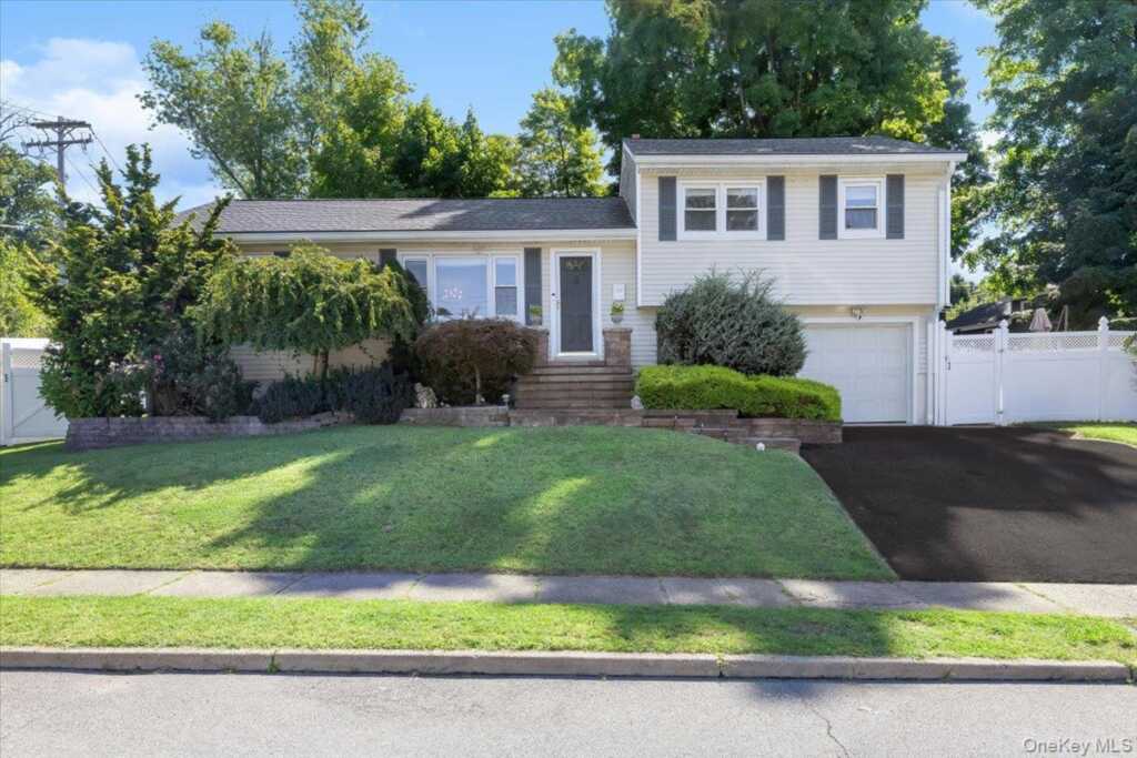 8 Foxwood Avenue, Suffern, NY 10901