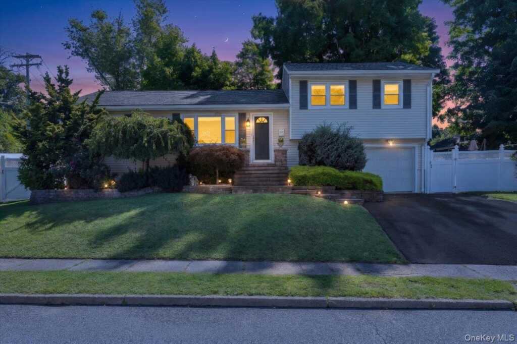 8 Foxwood Avenue, Suffern, NY 10901 - Photo 2 of 37