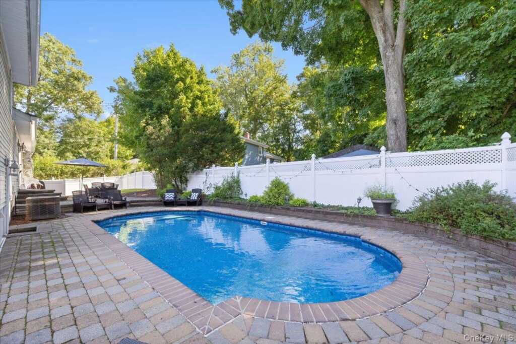 8 Foxwood Avenue, Suffern, NY 10901 - Photo 32 of 37