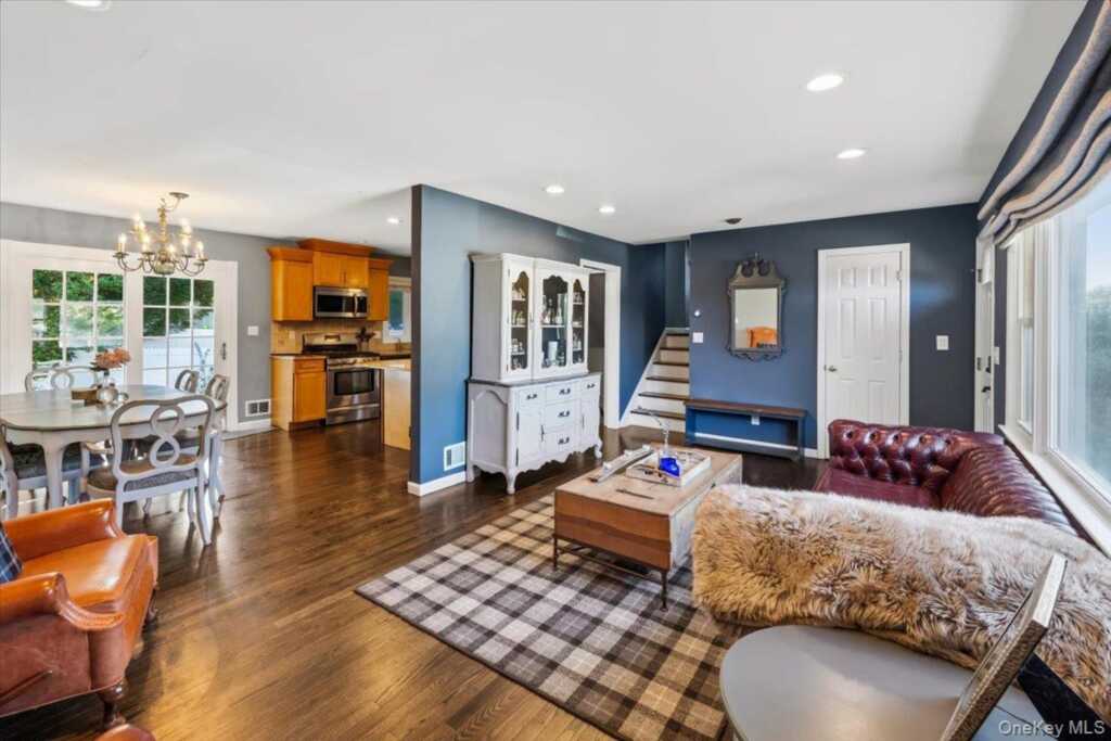 8 Foxwood Avenue, Suffern, NY 10901 - Photo 5 of 37
