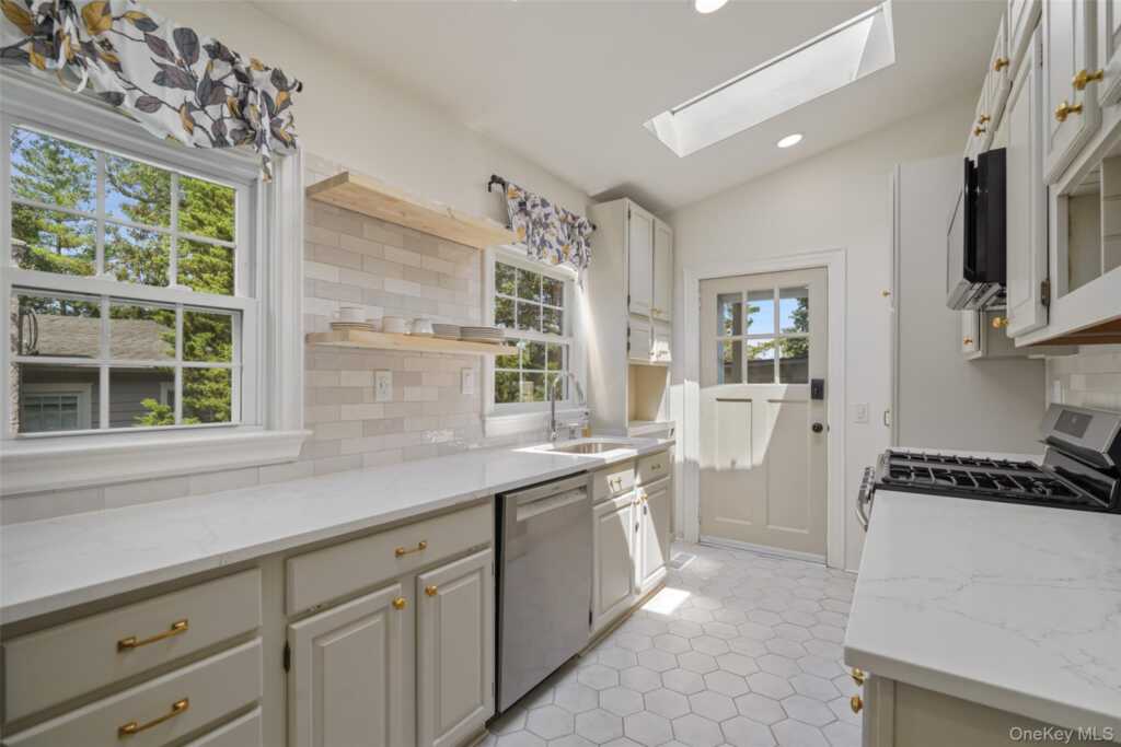 319 Oakland Beach Avenue, Rye, NY 10580 - Photo 10 of 33