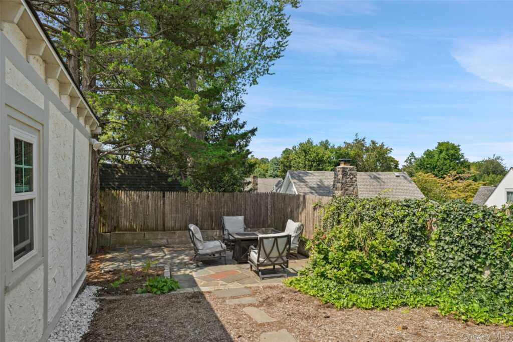 319 Oakland Beach Avenue, Rye, NY 10580 - Photo 4 of 33