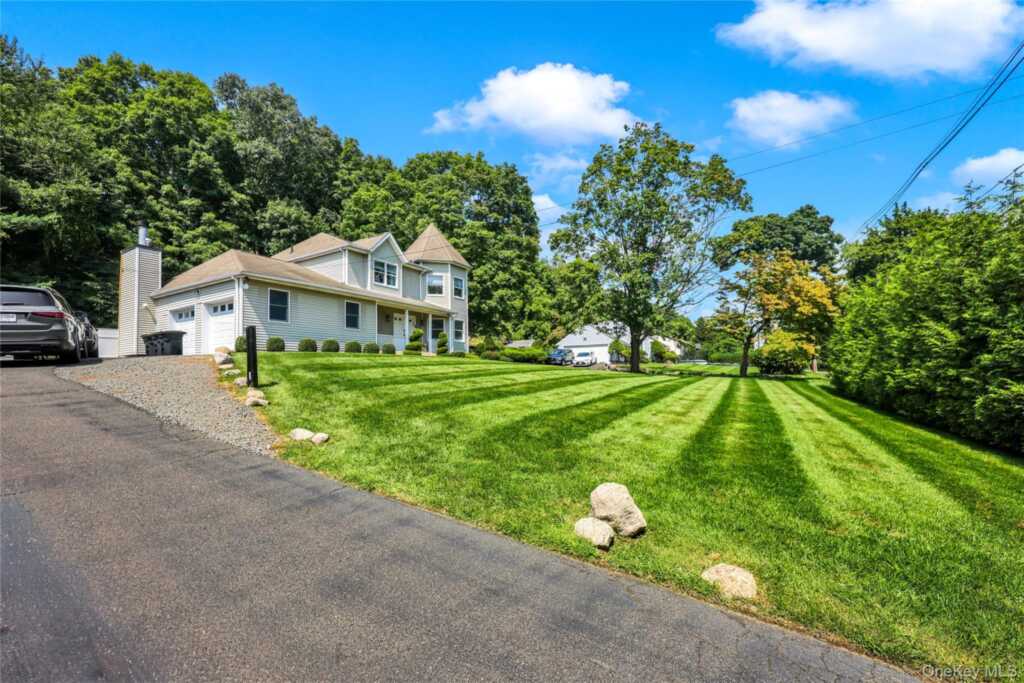 169 S Pascack Road, Nanuet, NY 10954 - Photo 4 of 36