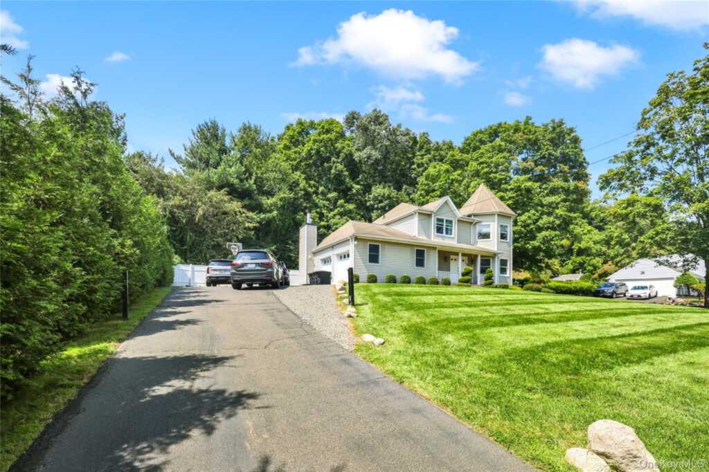169 S Pascack Road, Nanuet, NY 10954 - Photo 5 of 36