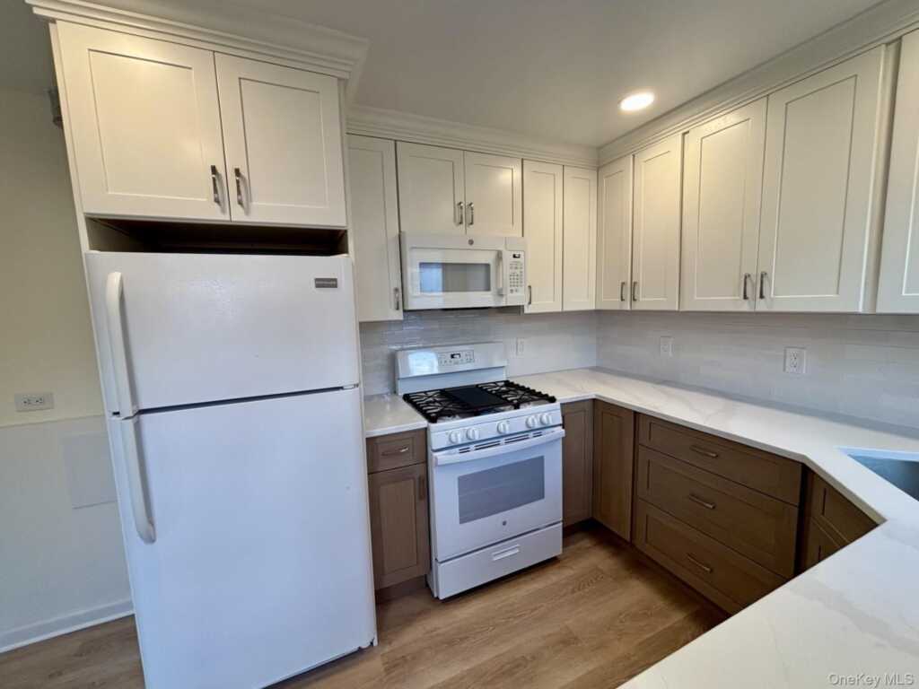14 Lee Court, Unit #14, New Rochelle, NY 10805 - Photo 2 of 15