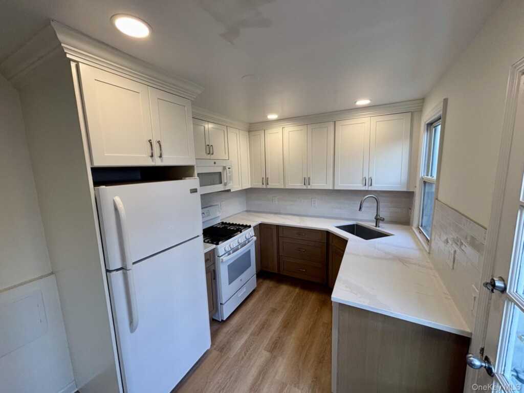 14 Lee Court, Unit #14, New Rochelle, NY 10805 - Photo 3 of 15