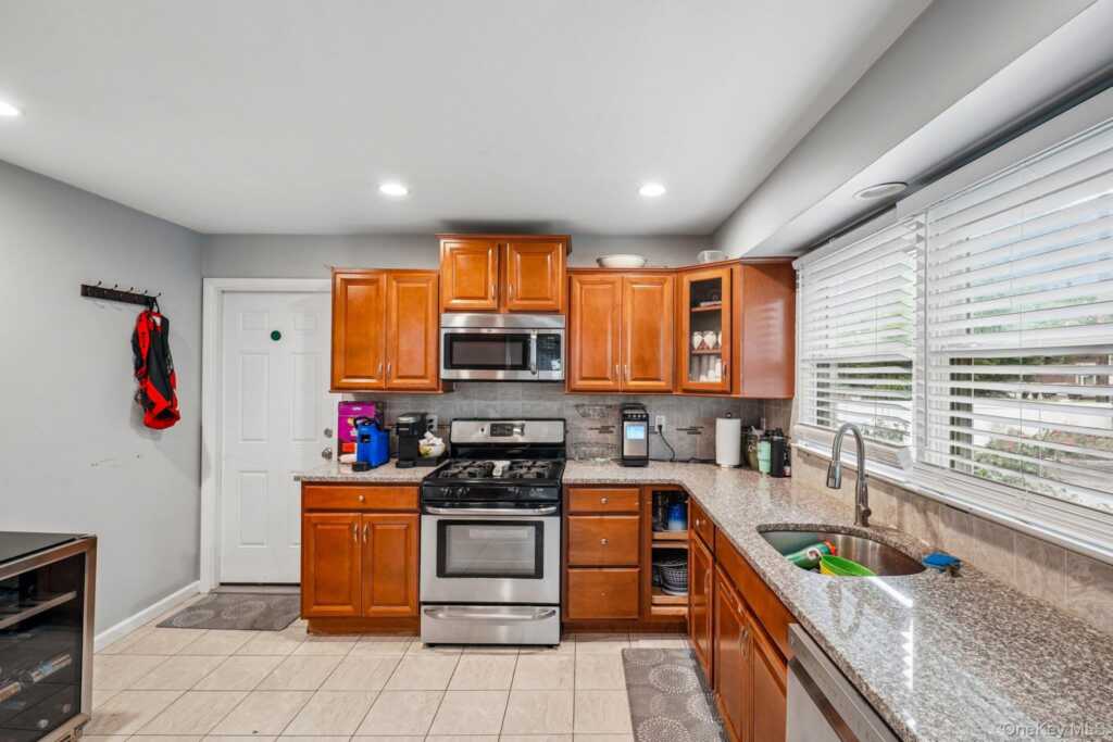 27 Pierce Street, Nanuet, NY 10954 - Photo 11 of 33