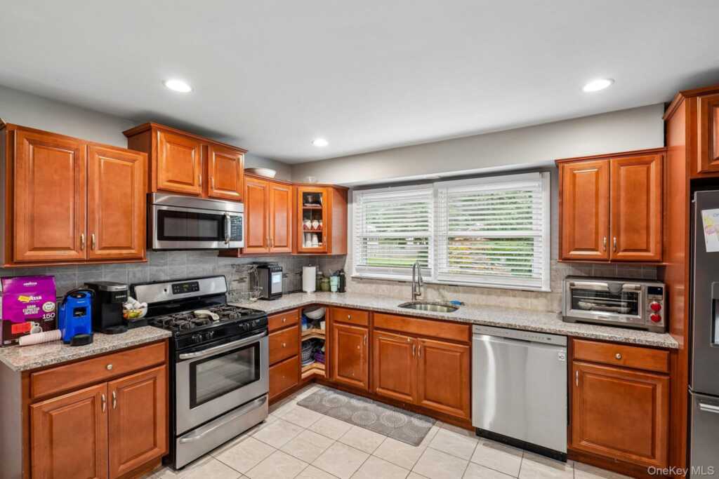 27 Pierce Street, Nanuet, NY 10954 - Photo 12 of 33