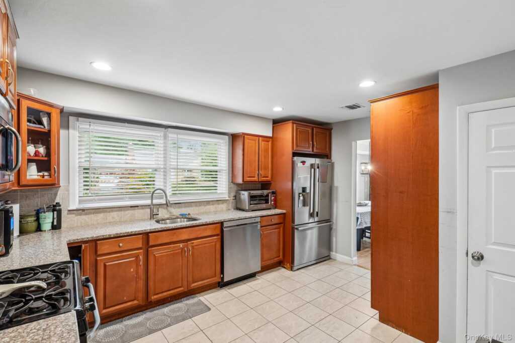 27 Pierce Street, Nanuet, NY 10954 - Photo 13 of 33