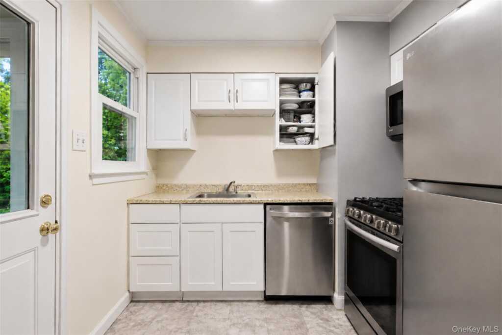 7 Caravella Lane, Nanuet, NY 10954 - Photo 3 of 24