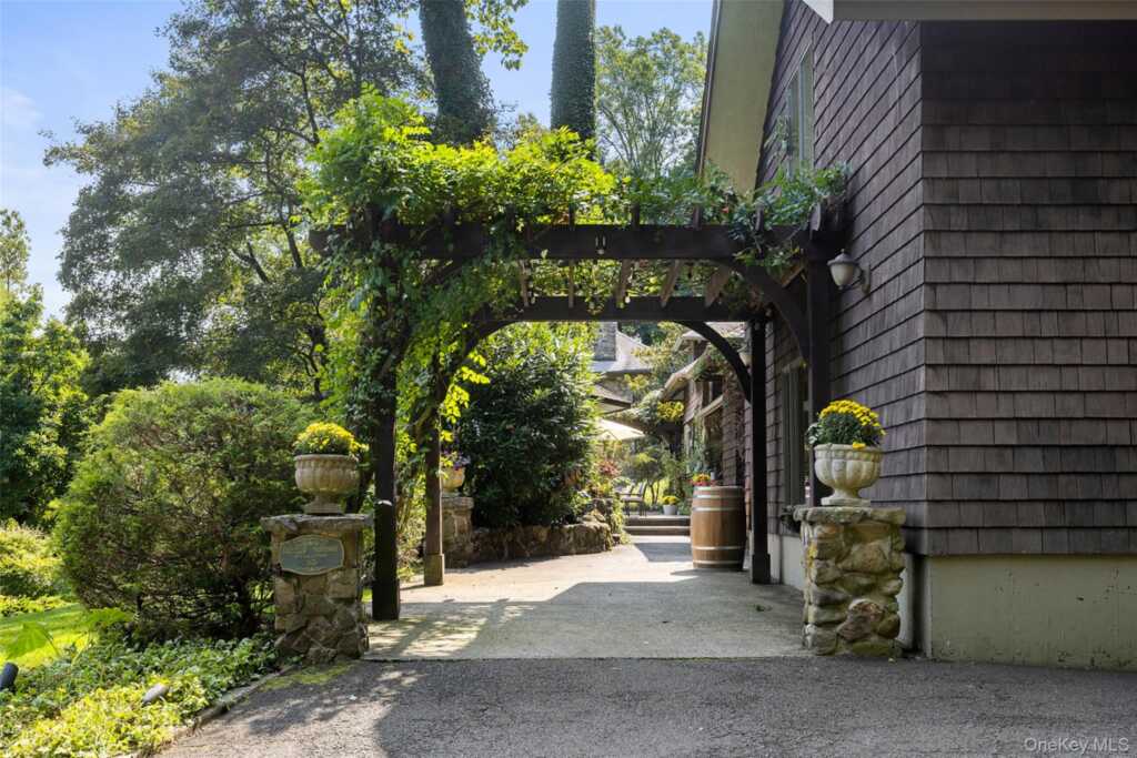 924 Route 9W, Nyack, NY 10960 - Photo 3 of 41