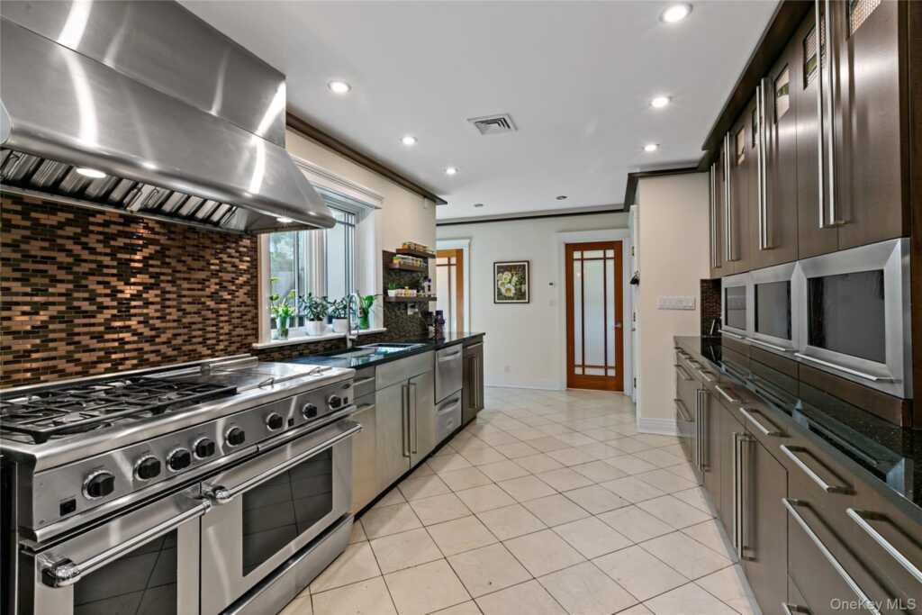50 Echo Bay Drive, New Rochelle, NY 10805 - Photo 21 of 50