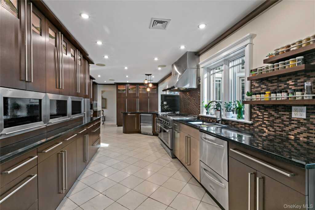50 Echo Bay Drive, New Rochelle, NY 10805 - Photo 22 of 50