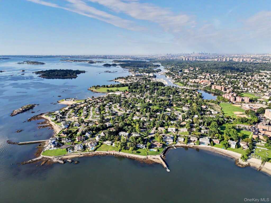 50 Echo Bay Drive, New Rochelle, NY 10805 - Photo 5 of 50