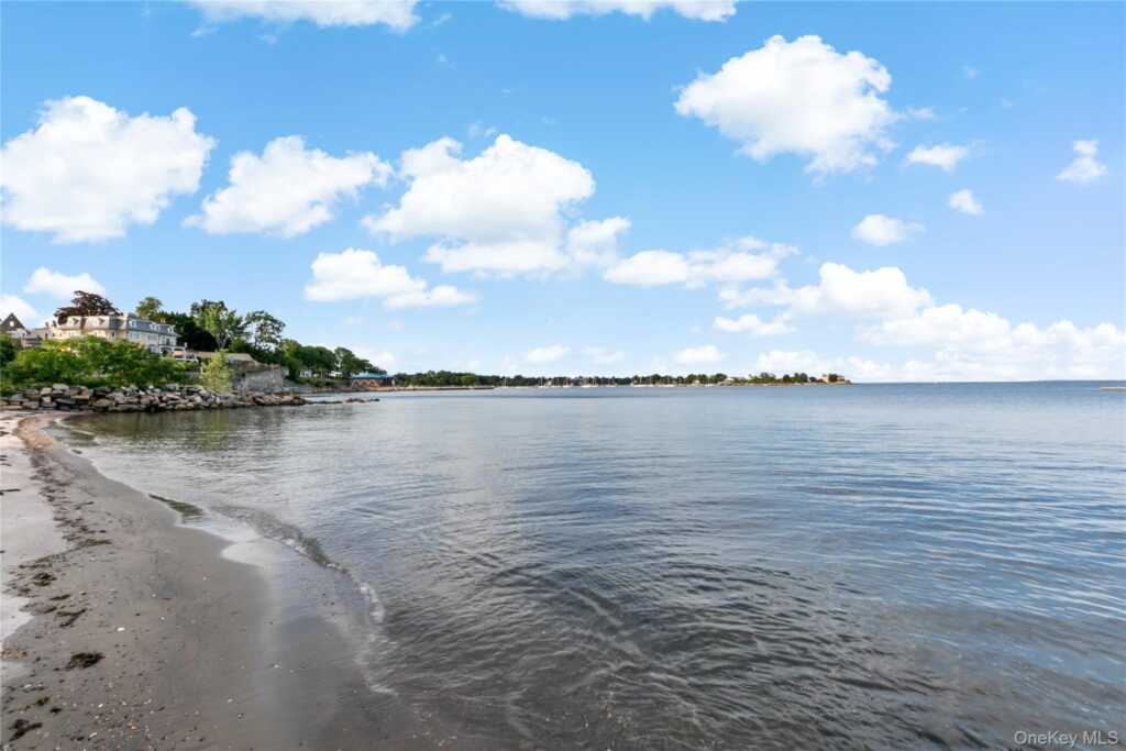 50 Echo Bay Drive, New Rochelle, NY 10805 - Photo 7 of 50