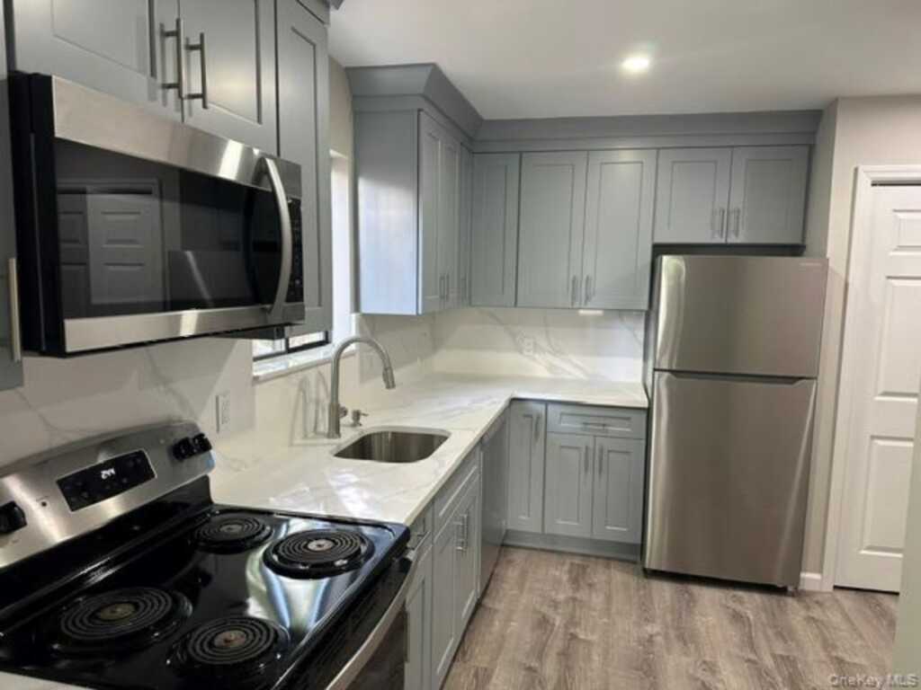 33 Roanoke Avenue, Rye, NY 10573 - Photo 2 of 12