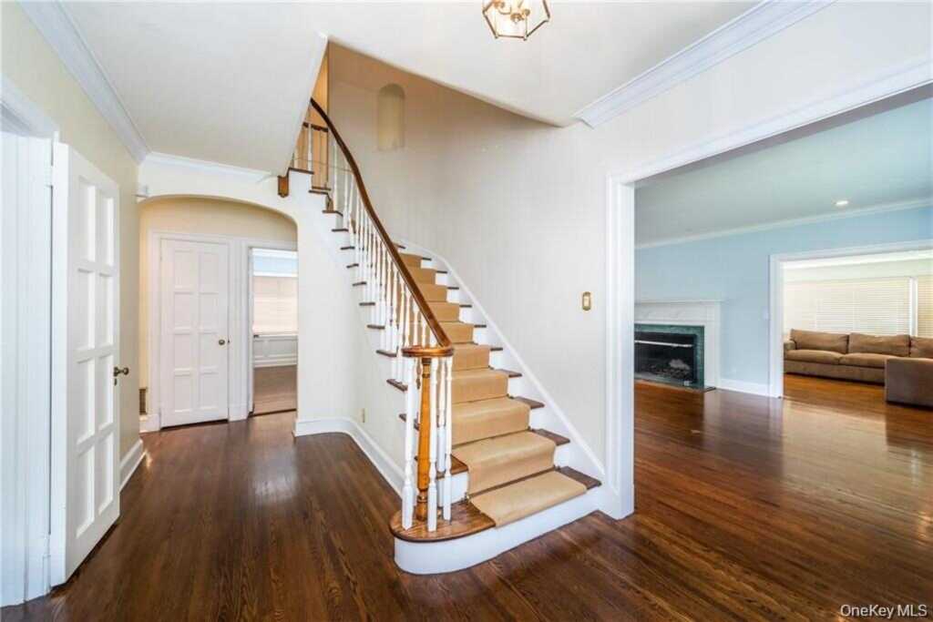 25 Jerome Avenue, New Rochelle, NY 10804 - Photo 2 of 29