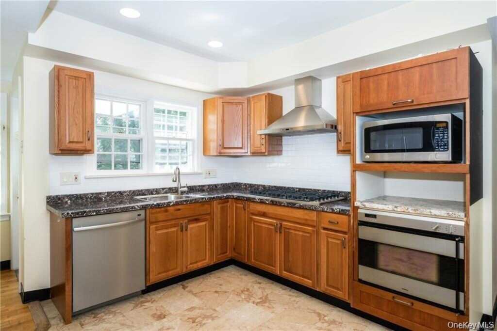 25 Jerome Avenue, New Rochelle, NY 10804 - Photo 6 of 29