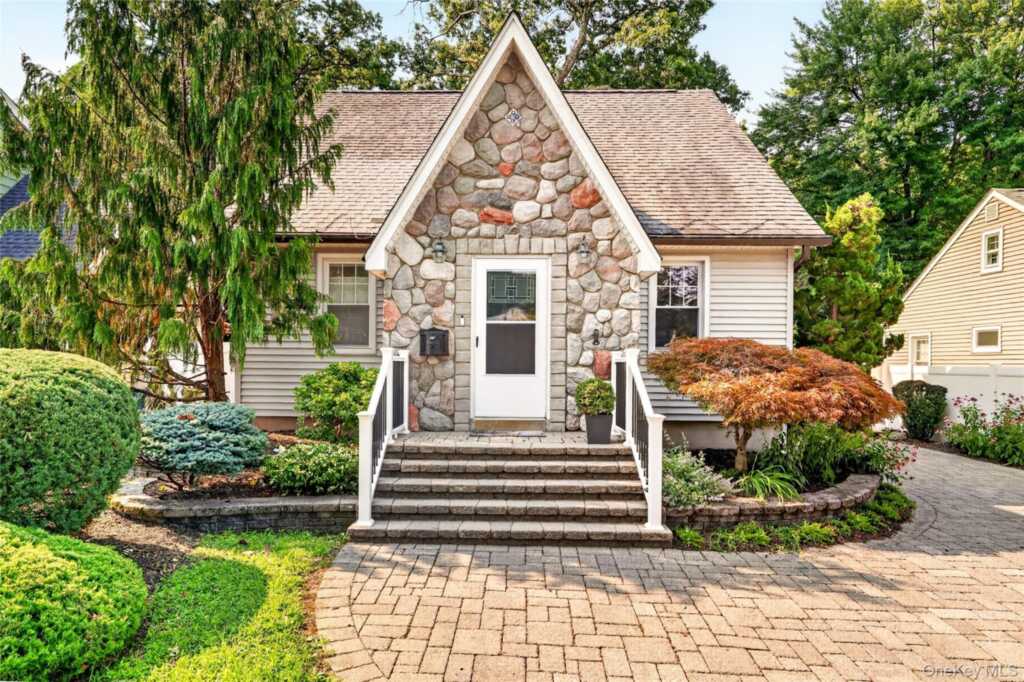 15 W Palisades Avenue, Nanuet, NY 10954 - Photo 1 of 47