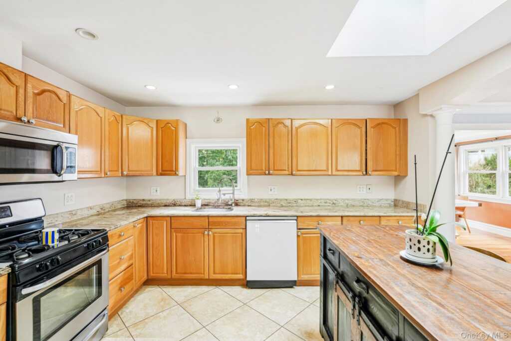 136 Orchid Drive, Pearl River, NY 10965 - Photo 8 of 43