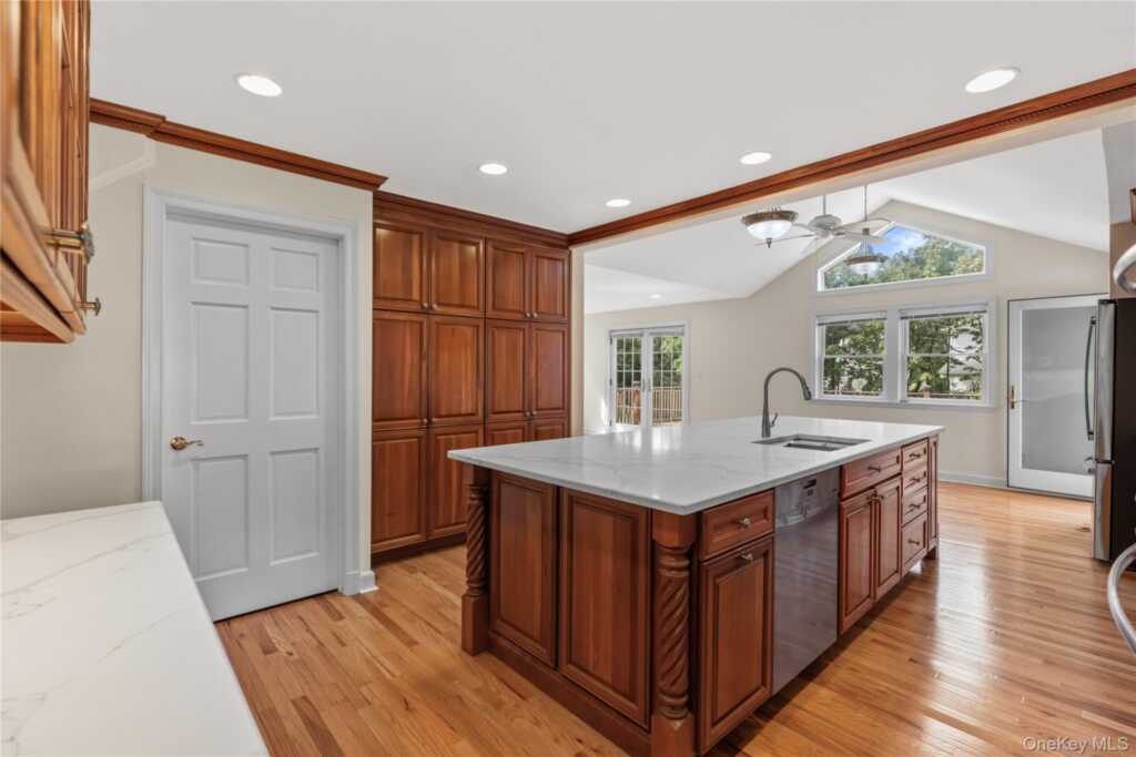136 Wilmot Circle, New Rochelle, NY 10583 - Photo 14 of 31