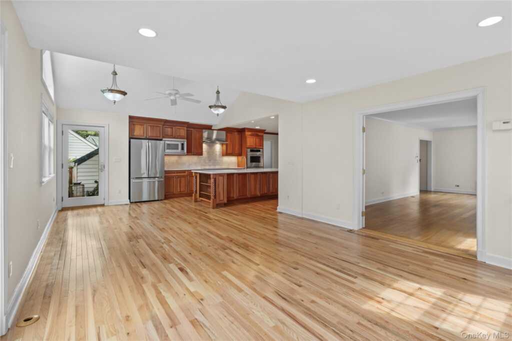 136 Wilmot Circle, New Rochelle, NY 10583 - Photo 17 of 31