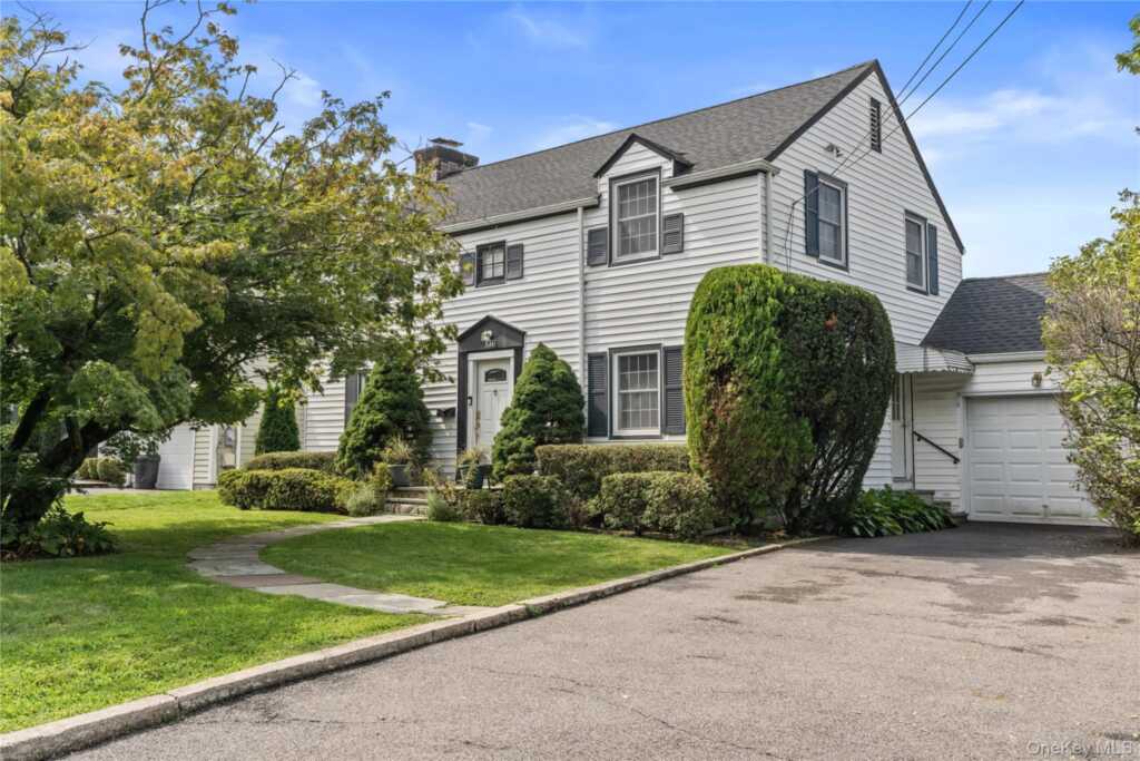 136 Wilmot Circle, New Rochelle, NY 10583 - Photo 2 of 31