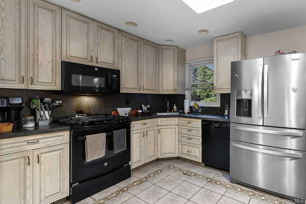 96 Lake Nanuet, Nanuet, NY 10954 - Photo 12 of 49