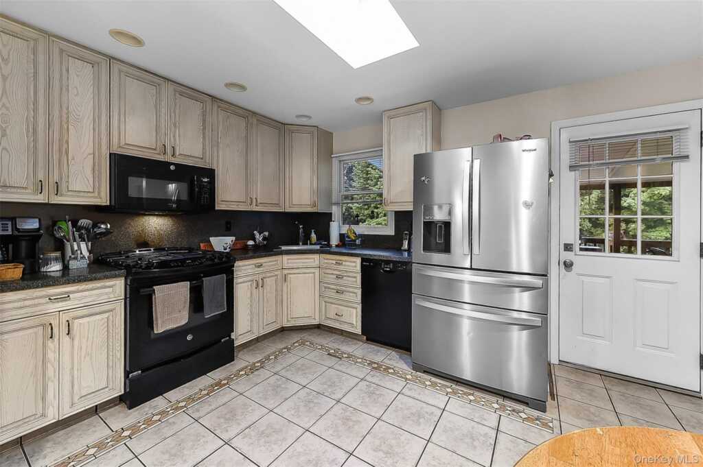 96 Lake Nanuet, Nanuet, NY 10954 - Photo 13 of 49