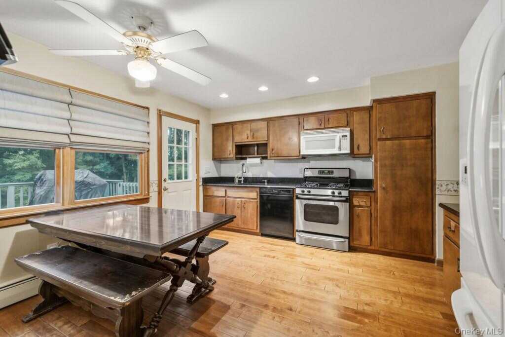 5 Newport Court, Suffern, NY 10901 - Photo 12 of 33