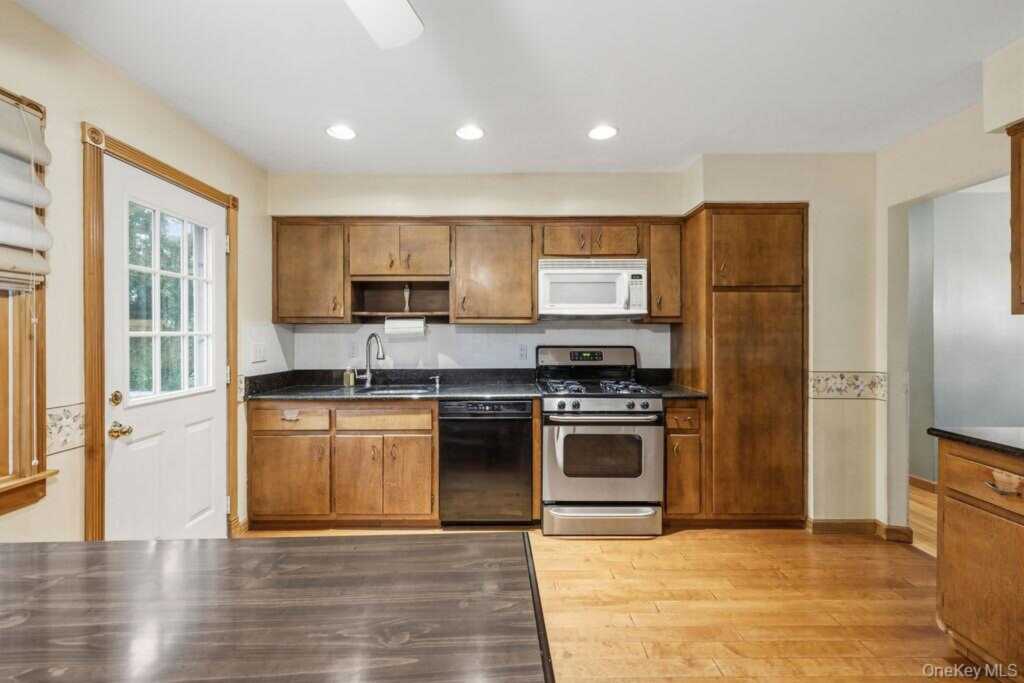 5 Newport Court, Suffern, NY 10901 - Photo 13 of 33