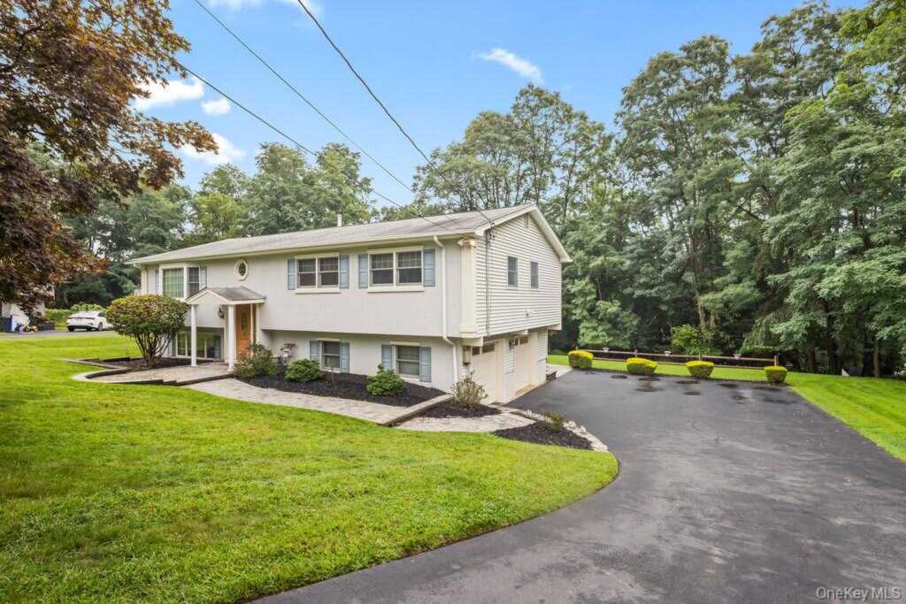 5 Newport Court, Suffern, NY 10901 - Photo 2 of 33