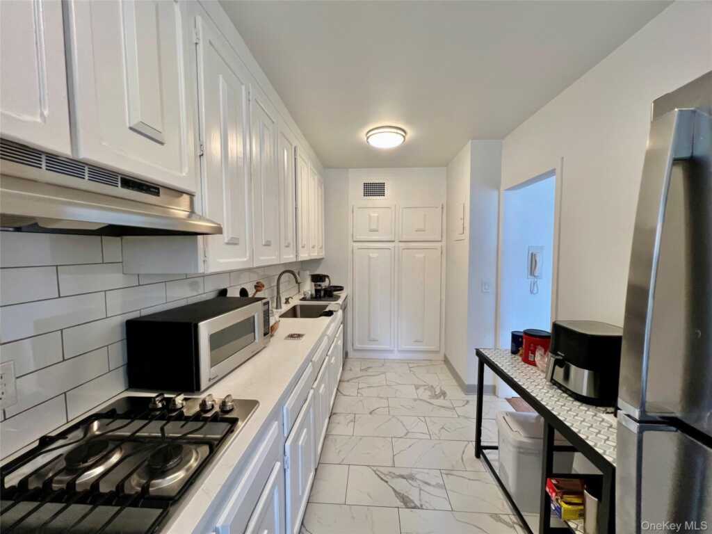 30 Lake Street, Unit #8D, White Plains, NY 10603 - Photo 3 of 15