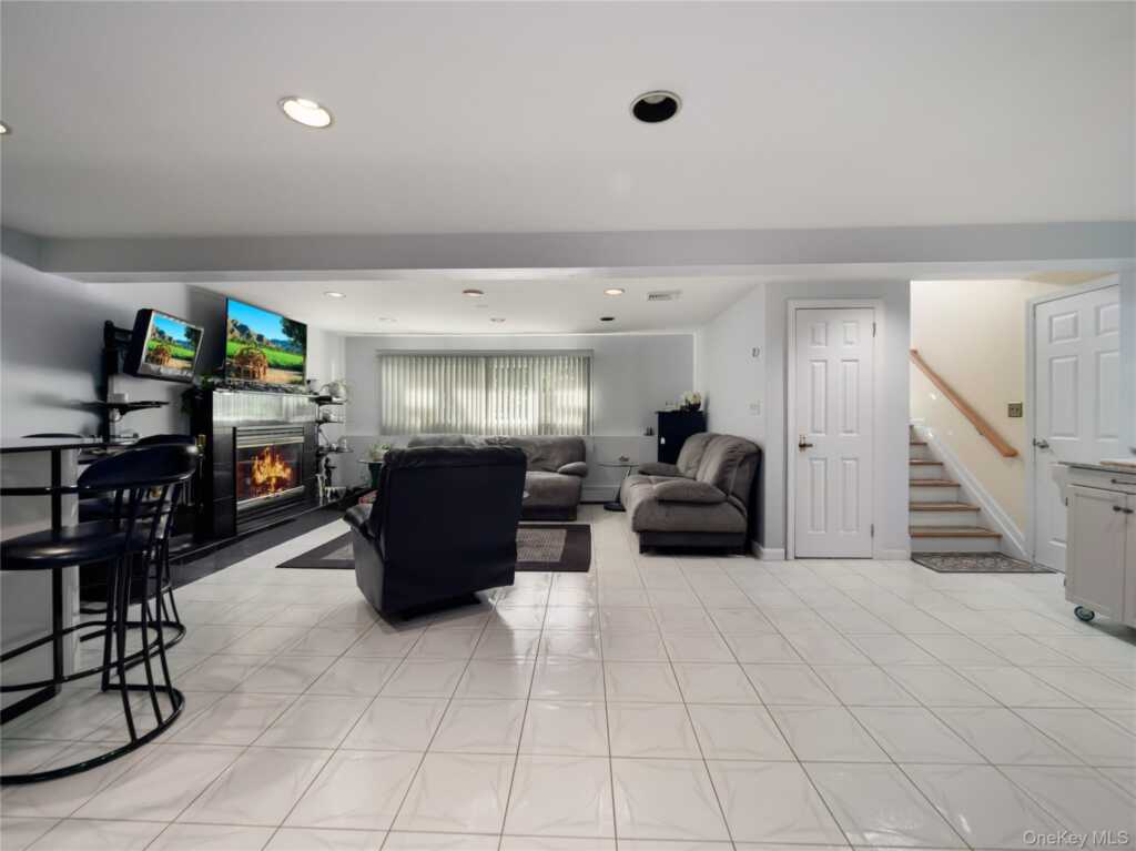 27 Will Rogers Lane, Nanuet, NY 10954 - Photo 17 of 31