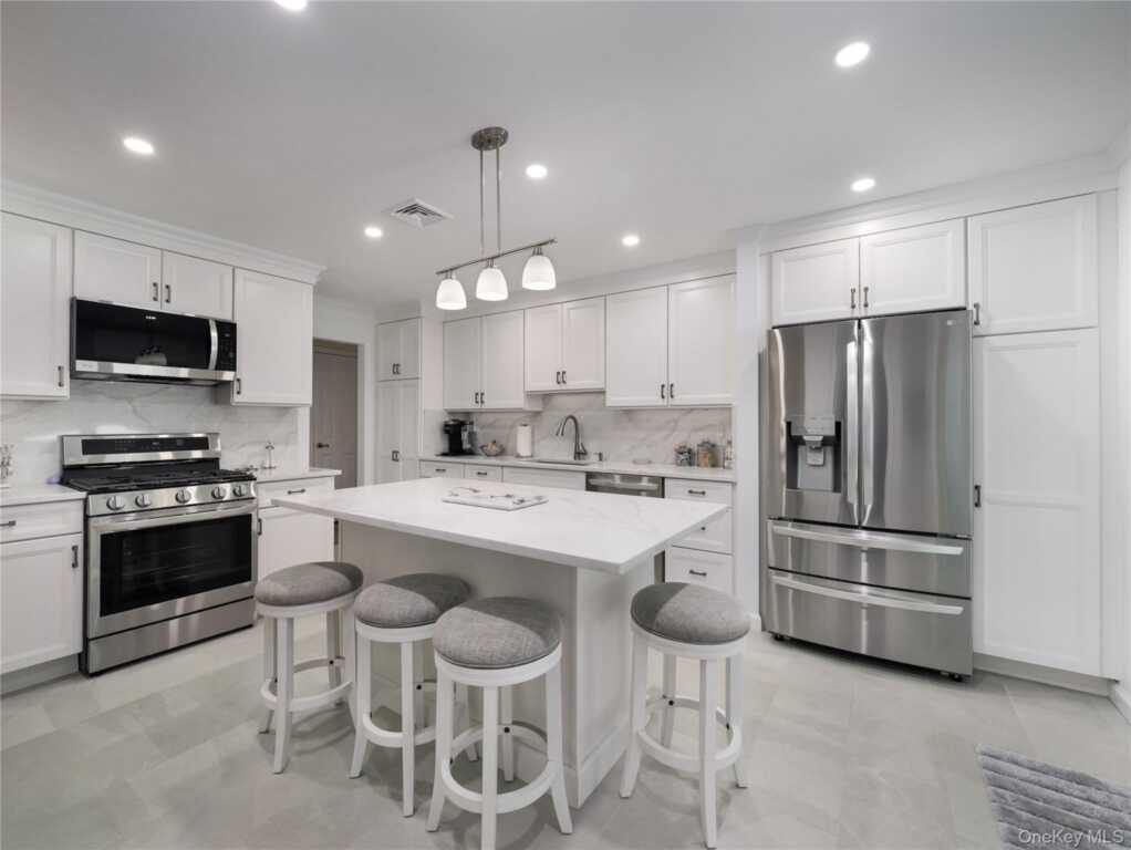 27 Will Rogers Lane, Nanuet, NY 10954 - Photo 1 of 31
