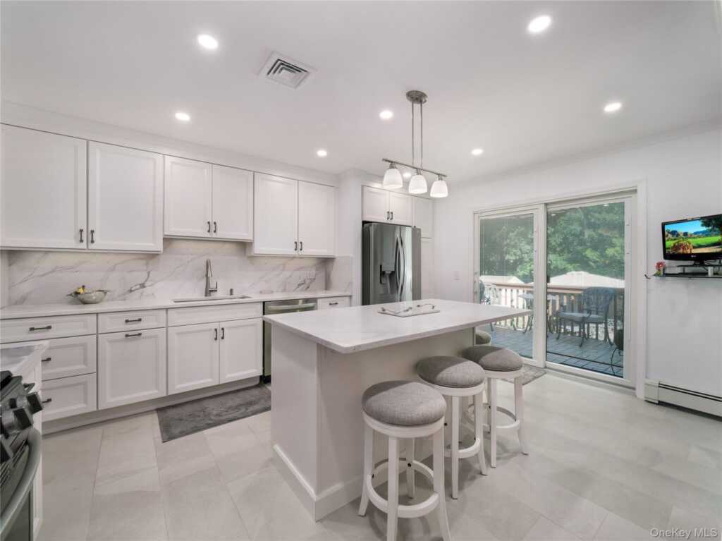 27 Will Rogers Lane, Nanuet, NY 10954 - Photo 2 of 31