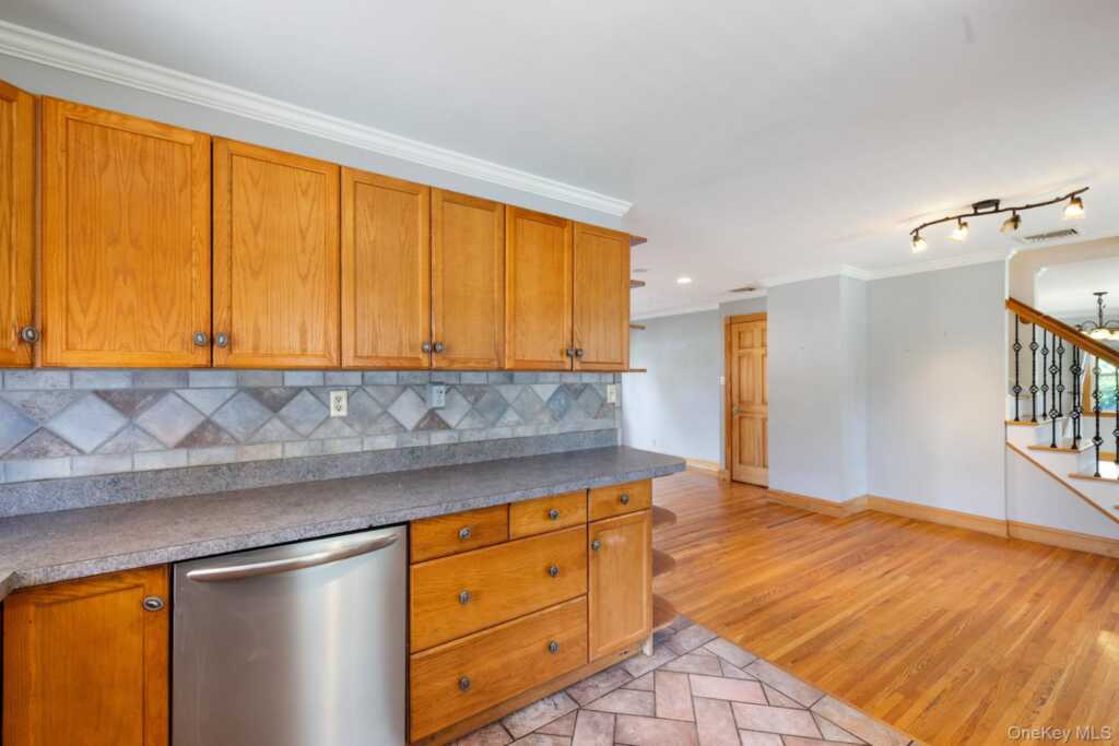 65 W Washington Avenue, Pearl River, NY 10965 - Photo 7 of 47