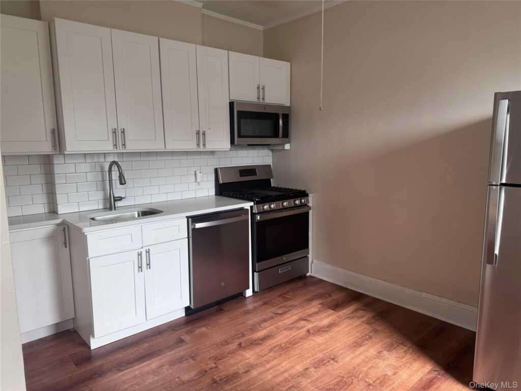 120 Stonelea Place, Unit #4G, New Rochelle, NY 10801 - Photo 2 of 6