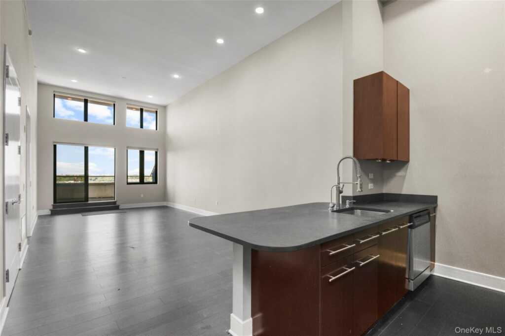 25 Leroy Place, Unit #PH7, New Rochelle, NY 10805 - Photo 2 of 29