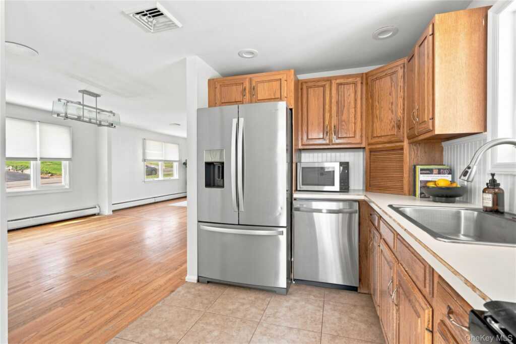 8 Loran Court, Nanuet, NY 10954 - Photo 9 of 36
