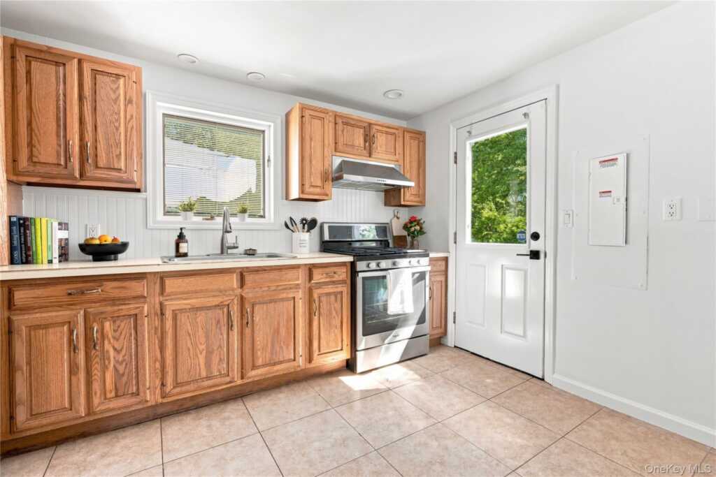 8 Loran Court, Nanuet, NY 10954 - Photo 6 of 36