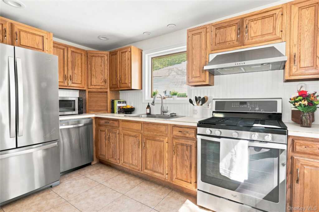 8 Loran Court, Nanuet, NY 10954 - Photo 7 of 36