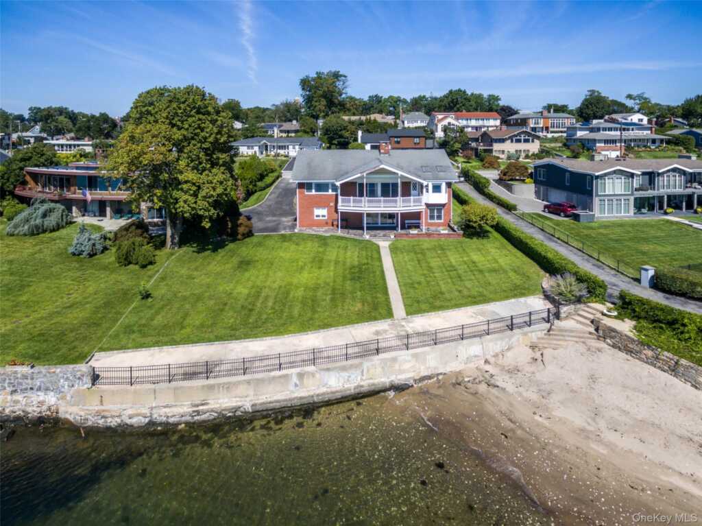 73 Kensington Oval, New Rochelle, NY 10805 - Photo 2 of 48