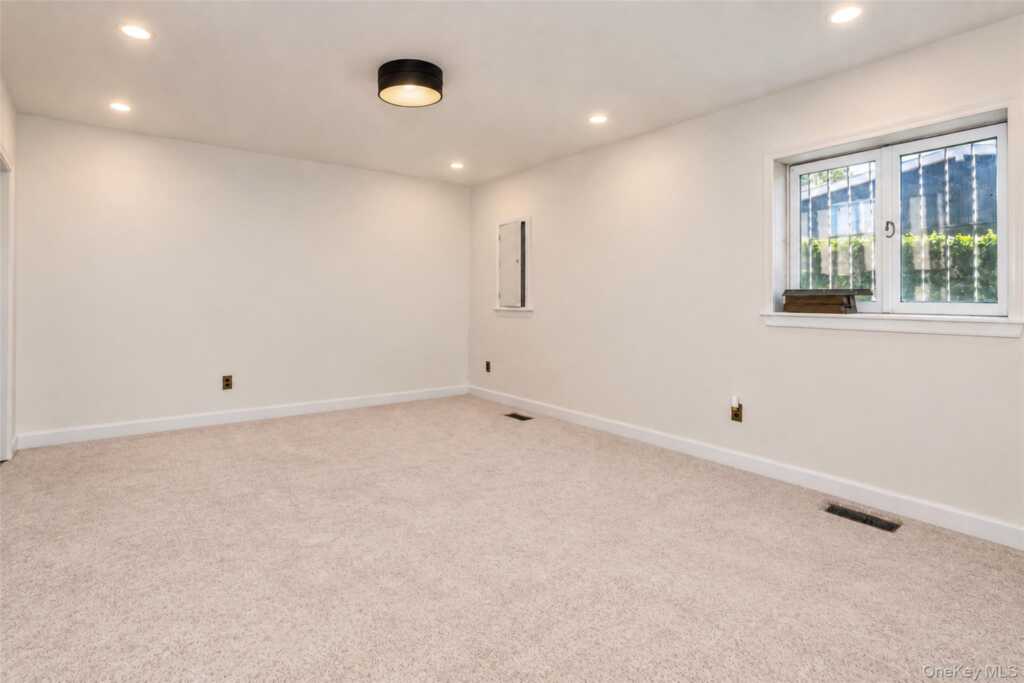 73 Kensington Oval, New Rochelle, NY 10805 - Photo 29 of 48