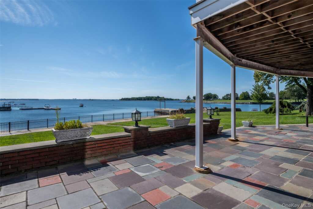73 Kensington Oval, New Rochelle, NY 10805 - Photo 35 of 48