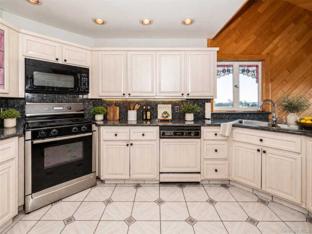 73 Kensington Oval, New Rochelle, NY 10805 - Photo 8 of 48