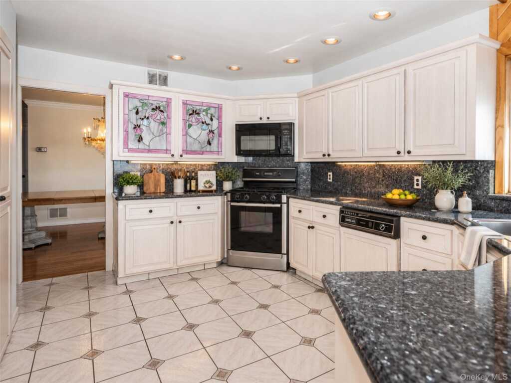 73 Kensington Oval, New Rochelle, NY 10805 - Photo 9 of 48