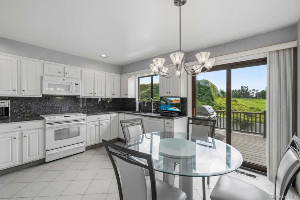 99 Skyview Lane, New Rochelle, NY 10804 - Photo 12 of 39