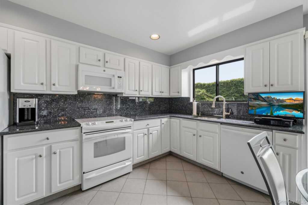 99 Skyview Lane, New Rochelle, NY 10804 - Photo 13 of 39
