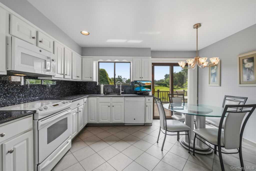 99 Skyview Lane, New Rochelle, NY 10804 - Photo 15 of 39